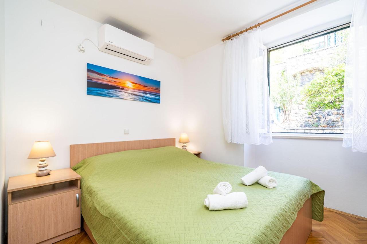 Central Apartment With Terrace Dubrovnik Bagian luar foto