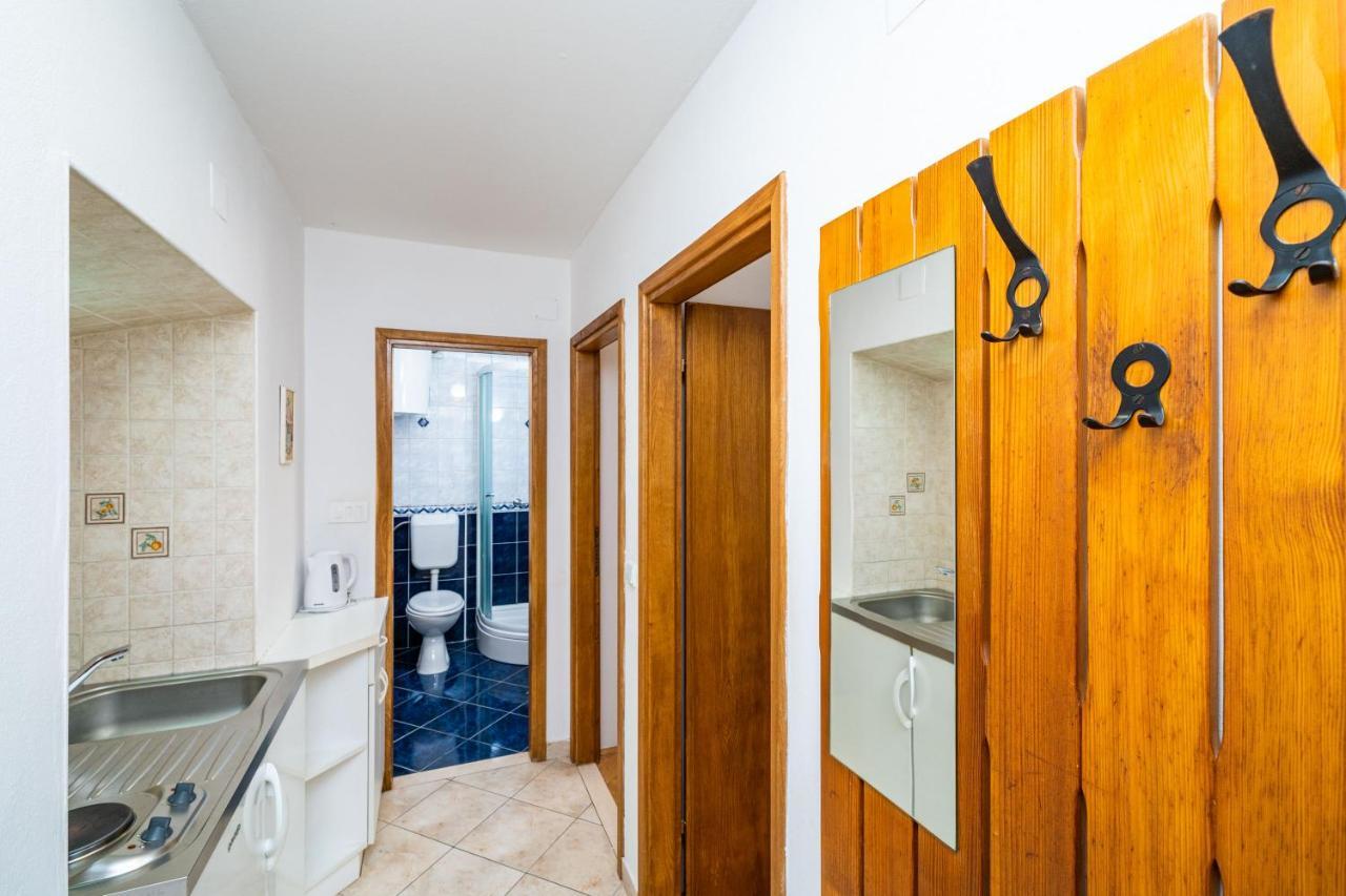 Central Apartment With Terrace Dubrovnik Bagian luar foto