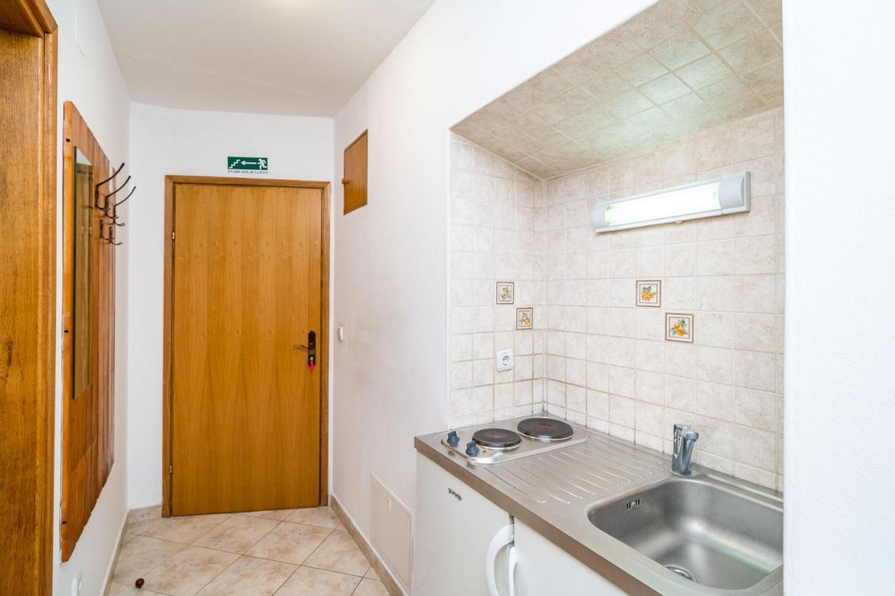 Central Apartment With Terrace Dubrovnik Bagian luar foto