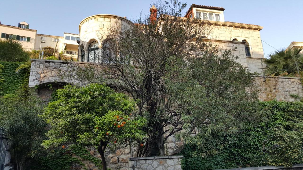Central Apartment With Terrace Dubrovnik Bagian luar foto