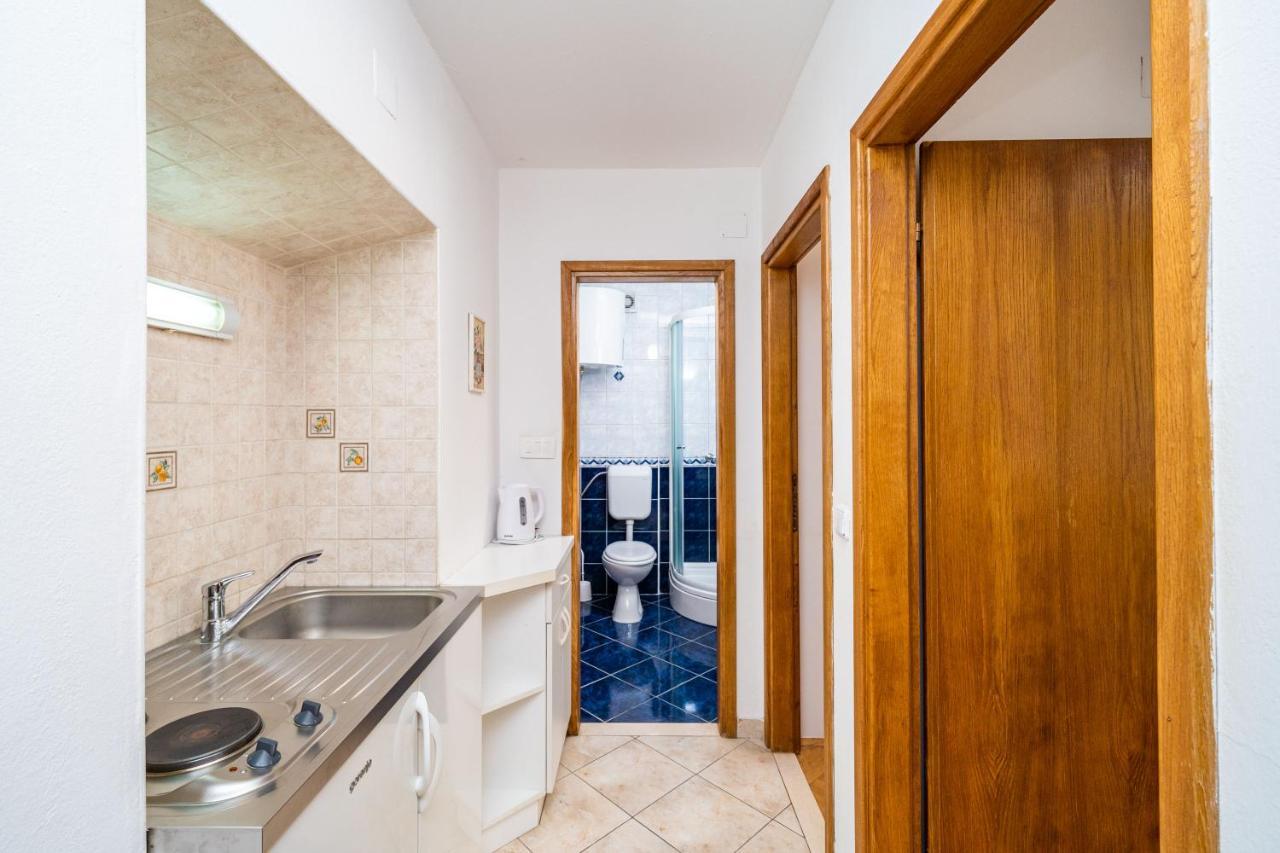 Central Apartment With Terrace Dubrovnik Bagian luar foto
